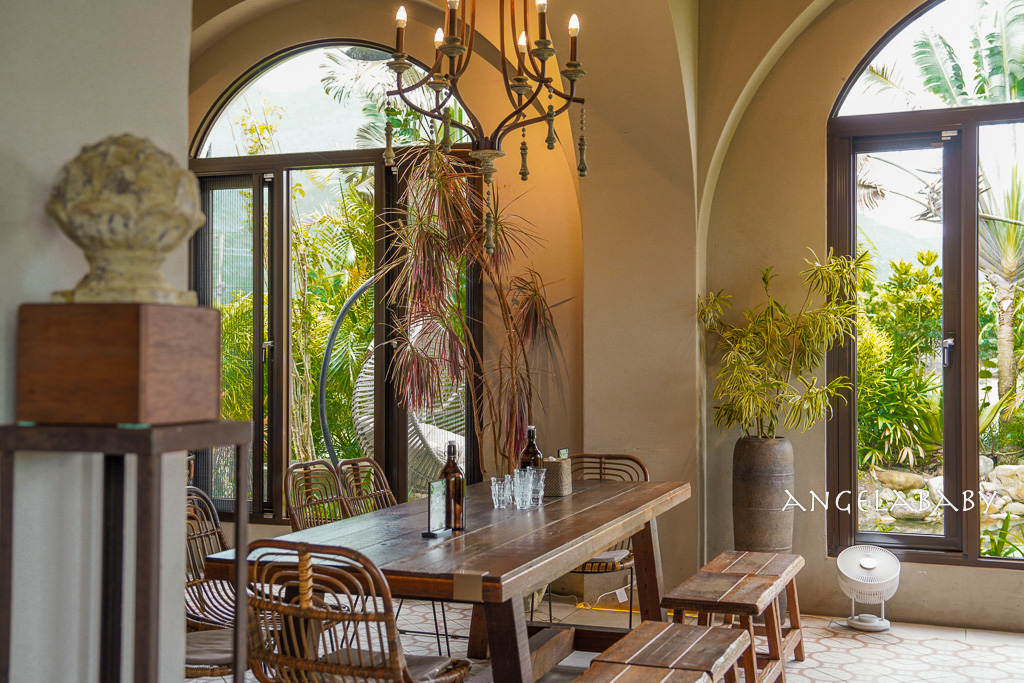 宜蘭礁溪純白希臘風咖啡廳『蒔花 DailyBlossom Cafe & More』菜單、田野間的質感咖啡、提供免費停車 @梅格(Angelababy)享樂日記