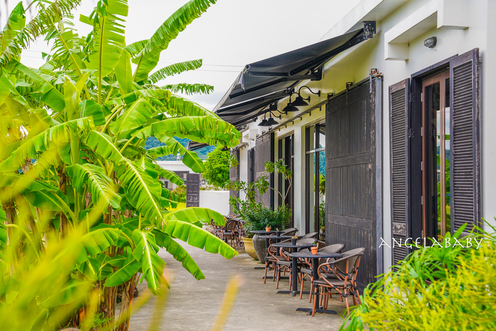 宜蘭礁溪純白希臘風咖啡廳『蒔花 DailyBlossom Cafe & More』菜單、田野間的質感咖啡、提供免費停車 @梅格(Angelababy)享樂日記