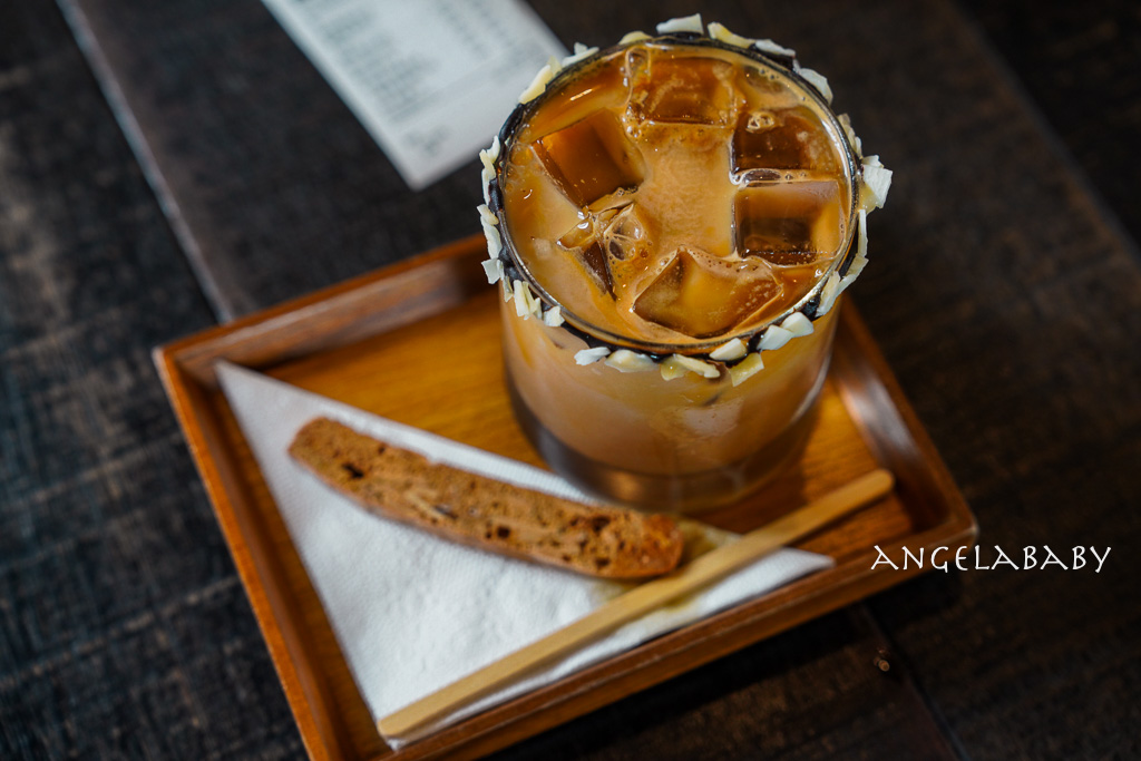 宜蘭礁溪純白希臘風咖啡廳『蒔花 DailyBlossom Cafe & More』菜單、田野間的質感咖啡、提供免費停車 @梅格(Angelababy)享樂日記