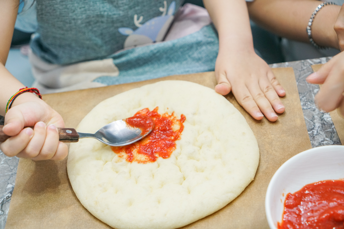 飯店美食｜3個七吋pizza只要888元!!小朋友可以玩的五星飯店玩具、親子手作diy好吃零難度披薩『圓山大飯店牛排館』 @梅格(Angelababy)享樂日記