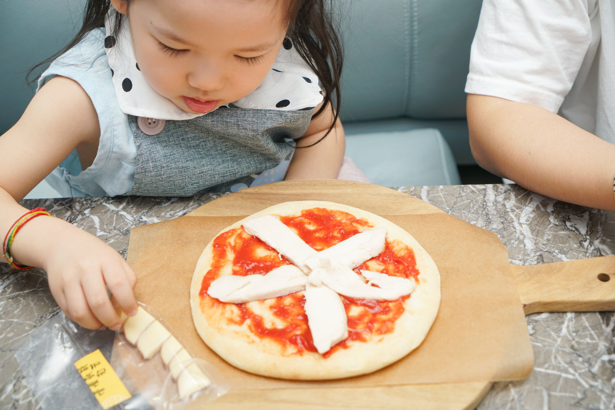 飯店美食｜3個七吋pizza只要888元!!小朋友可以玩的五星飯店玩具、親子手作diy好吃零難度披薩『圓山大飯店牛排館』 @梅格(Angelababy)享樂日記