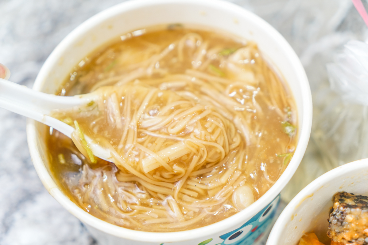 新莊美食｜爆棚版大腸蚵仔麵線,新莊廟街必吃美食『38年大腸蚵仔麵線』 @梅格(Angelababy)享樂日記