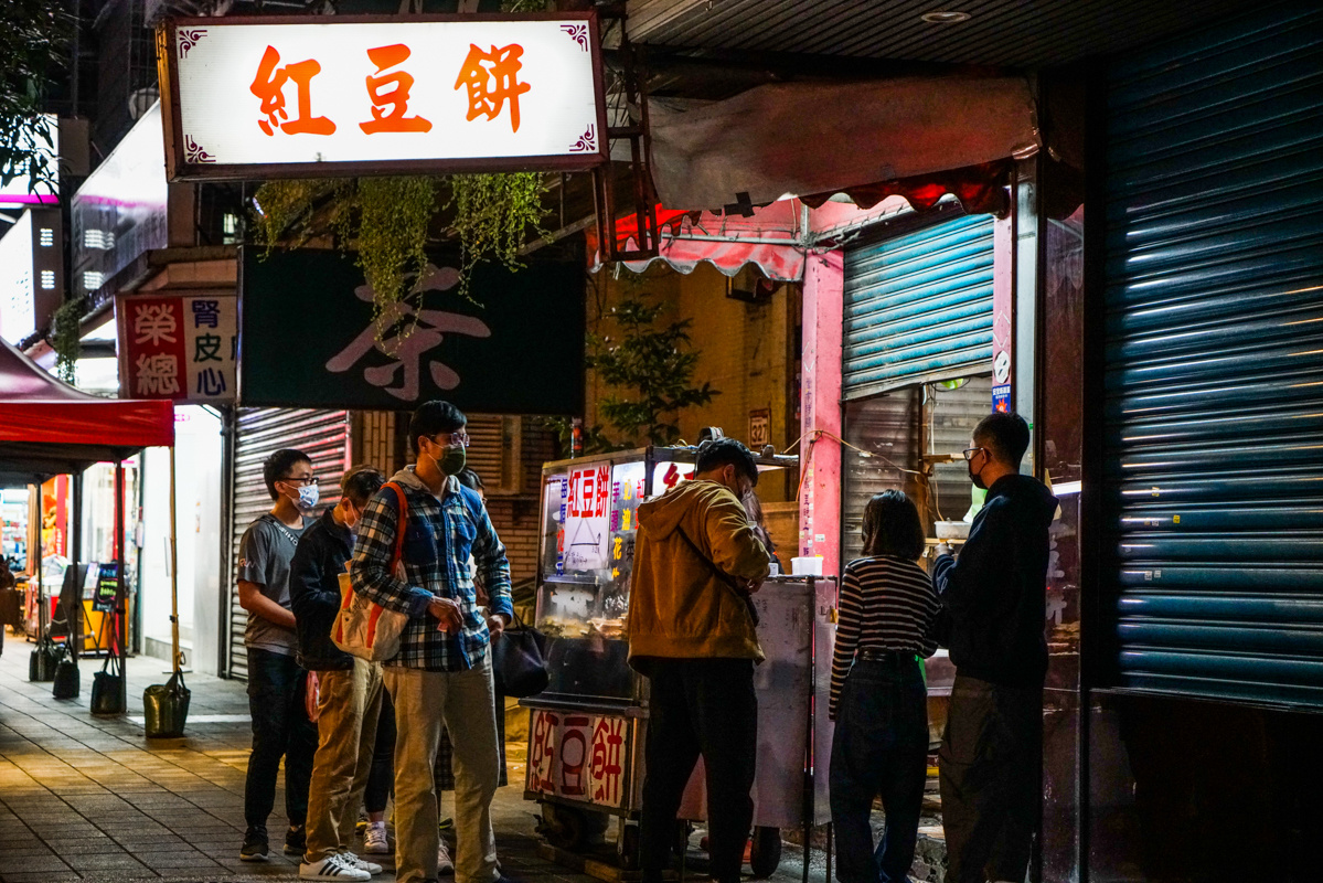 巨無霸飛碟紅豆餅只要15塊錢｜南機場夜市美食、排隊美食『無名紅豆餅』 @梅格(Angelababy)享樂日記