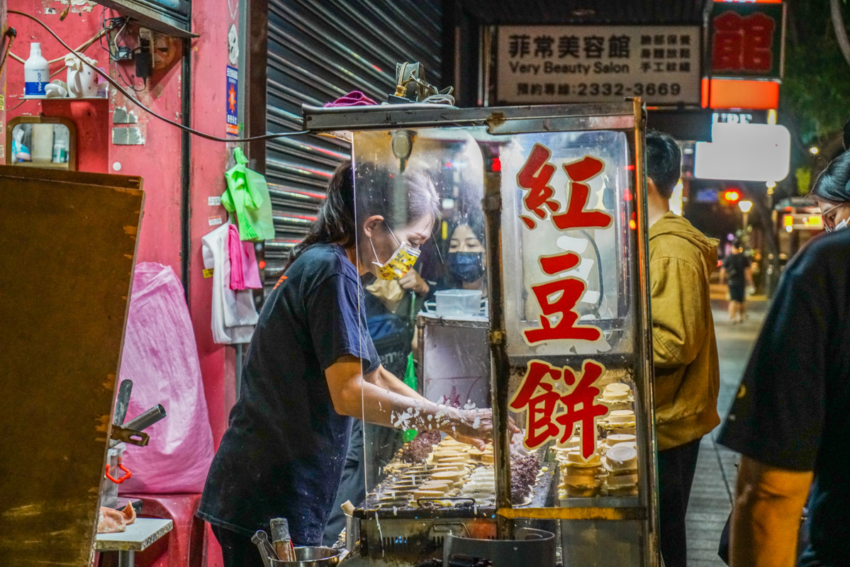 巨無霸飛碟紅豆餅只要15塊錢｜南機場夜市美食、排隊美食『無名紅豆餅』 @梅格(Angelababy)享樂日記