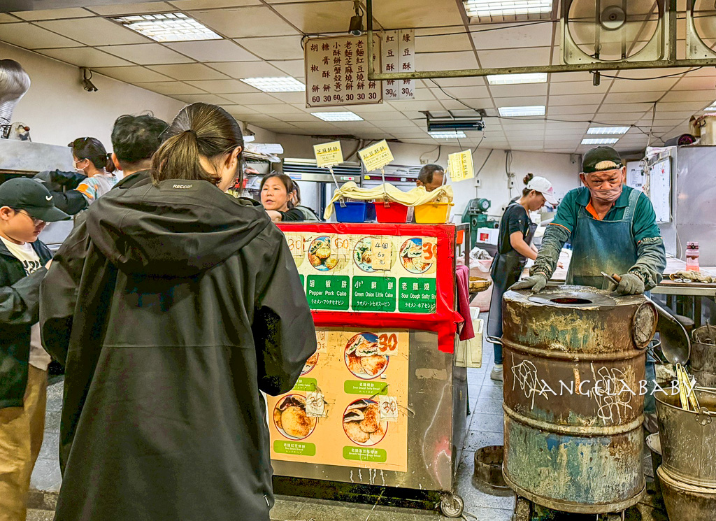 士林夜市排隊美食｜超正點滿滿芝麻的炭烤老麵燒餅『老張燒餅』劍潭站必吃（原士林燒餅更名） @梅格(Angelababy)享樂日記