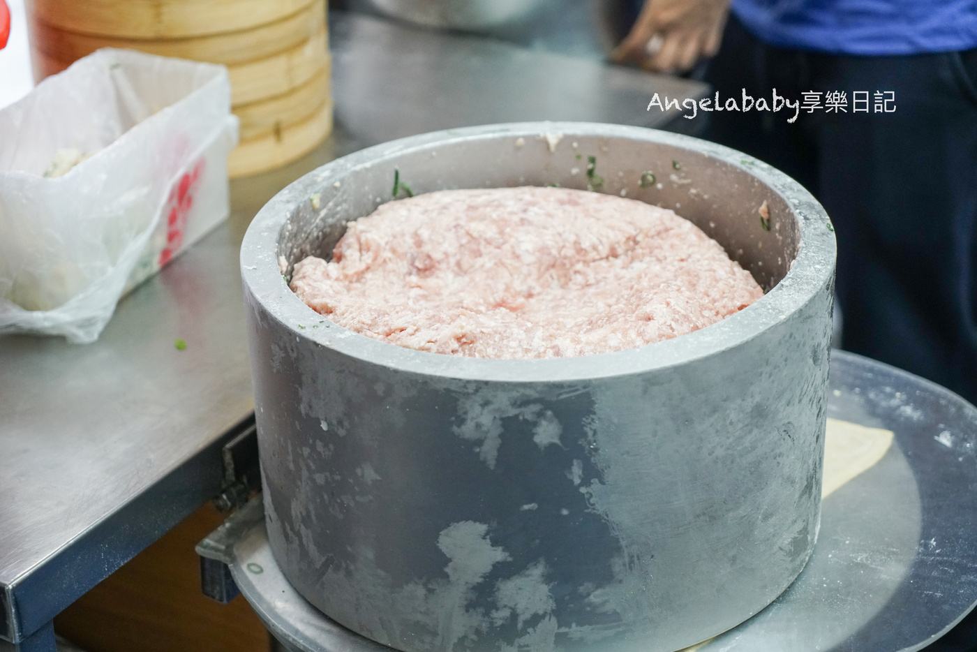 苗栗美食｜地表最爆的蔥蔥湯包「鮮肉湯包」巨無霸湯包咬下去要小心噴汁、現場吃配上辣椒超讚 @梅格(Angelababy)享樂日記