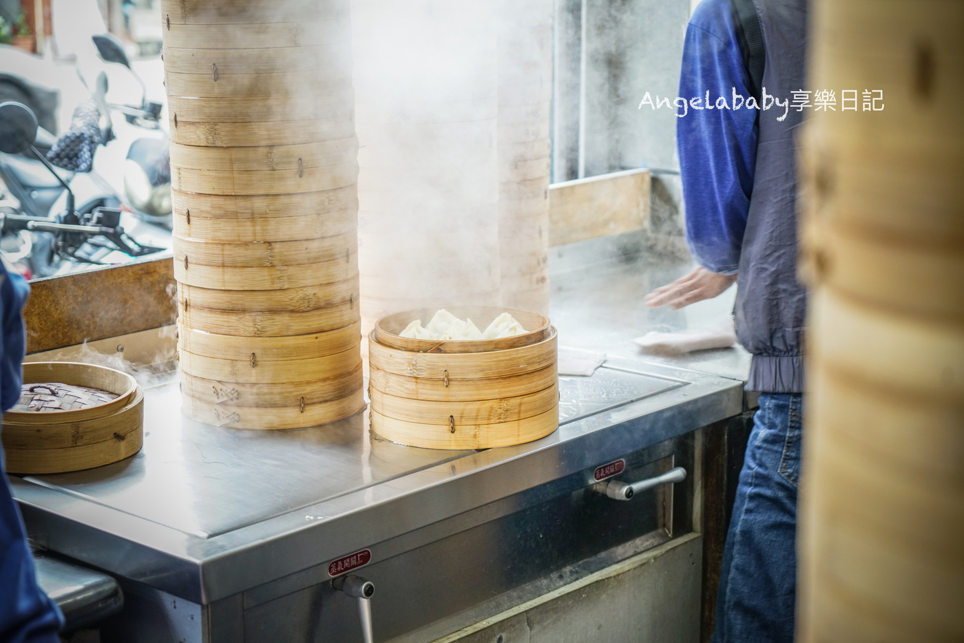 苗栗美食｜地表最爆的蔥蔥湯包「鮮肉湯包」巨無霸湯包咬下去要小心噴汁、現場吃配上辣椒超讚 @梅格(Angelababy)享樂日記