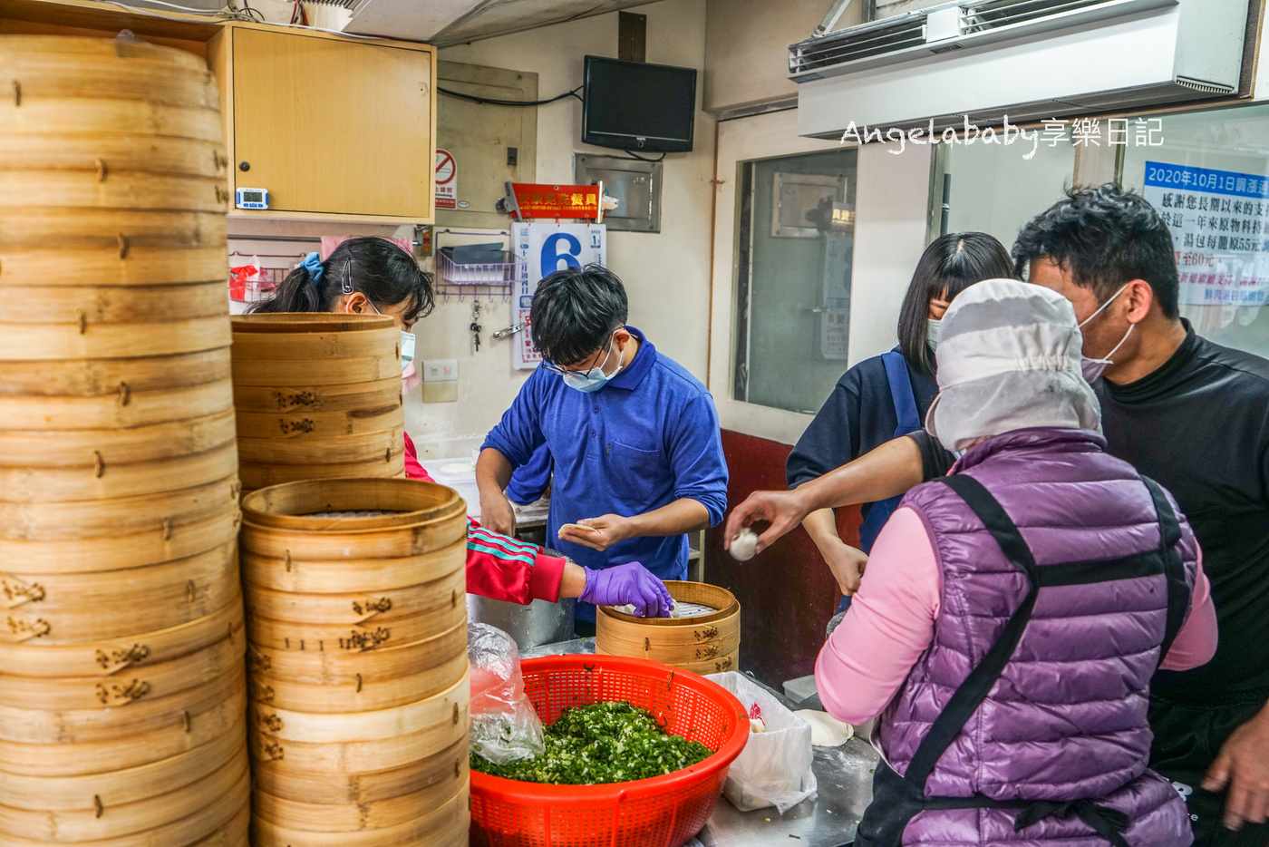 苗栗美食｜地表最爆的蔥蔥湯包「鮮肉湯包」巨無霸湯包咬下去要小心噴汁、現場吃配上辣椒超讚 @梅格(Angelababy)享樂日記