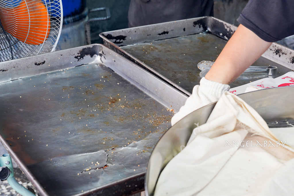 宜蘭美食｜秒殺鹹香千層蔥燒餅『老吳碳烤燒烤餅』菜單、宜蘭下午茶、宜蘭必吃 @梅格(Angelababy)享樂日記