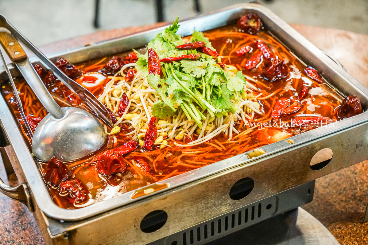 中和美食｜超便宜的麻辣燒烤魚一大鍋只要600元『饕出來援胃燒烤』菜單、中和聚餐 @梅格(Angelababy)享樂日記