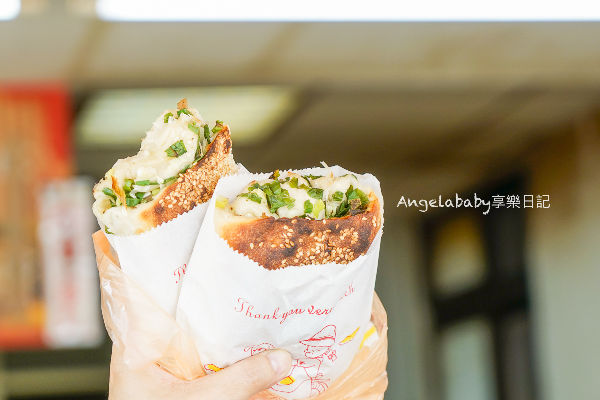 龜山美食『後街燒餅』菜單、爆蔥的巨無霸老麵香蔥燒餅（大燒餅） @梅格(Angelababy)享樂日記