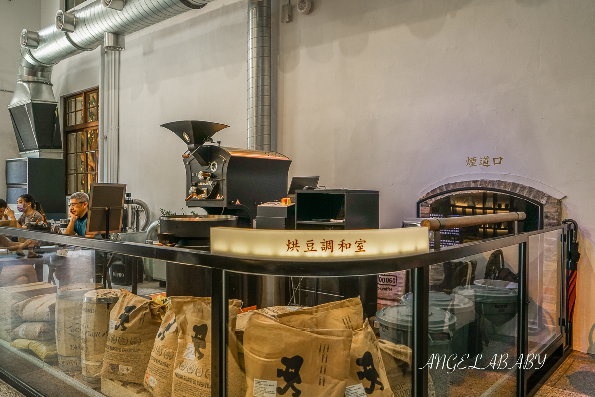 松菸新開幕老宅咖啡｜85年的煙囪鍋爐房改造『CAMA COFFEE ROASTERS  豆留文青』菜單、夜間6:30燈光秀 @梅格(Angelababy)享樂日記