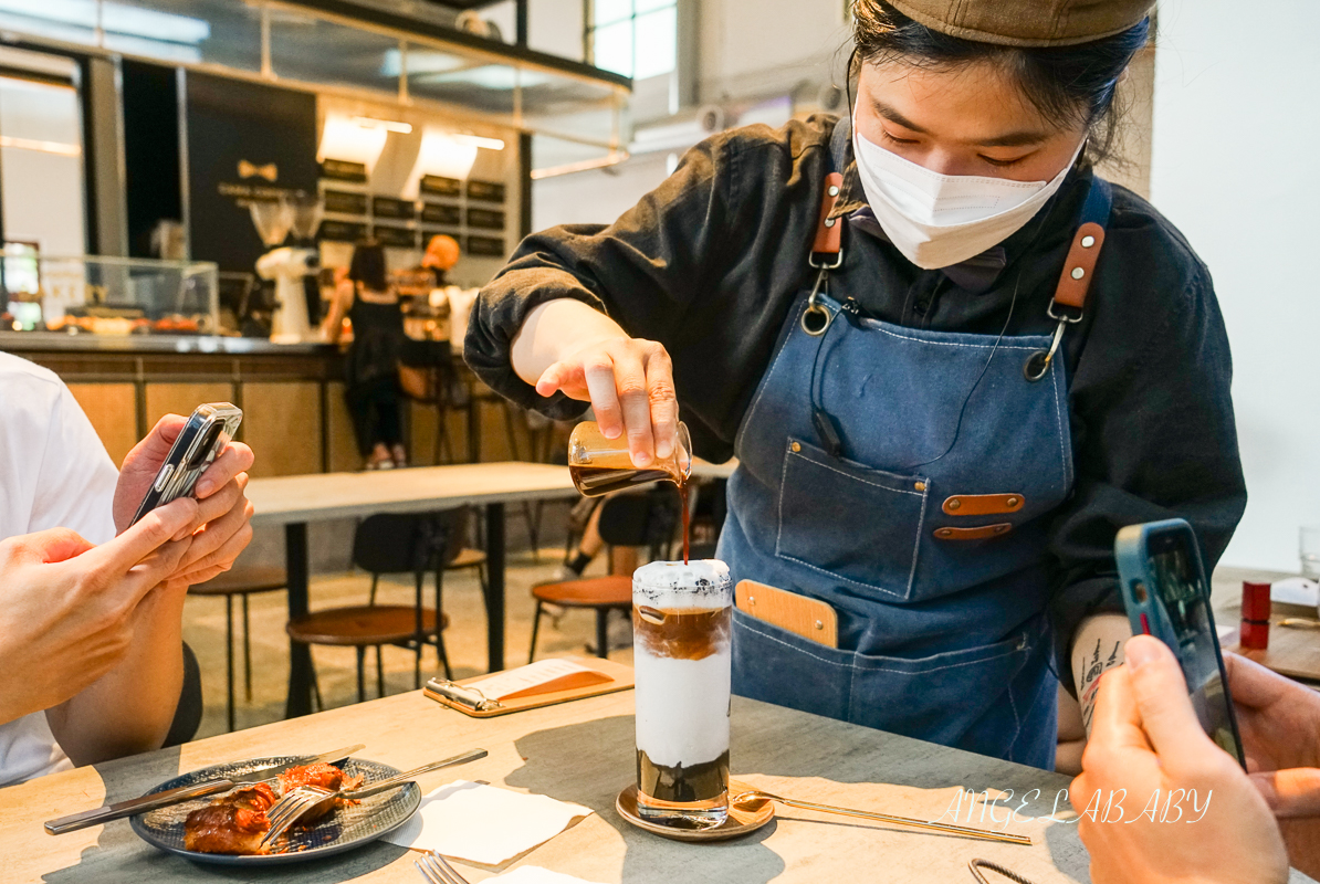 松菸新開幕老宅咖啡｜85年的煙囪鍋爐房改造『CAMA COFFEE ROASTERS  豆留文青』菜單、夜間6:30燈光秀 @梅格(Angelababy)享樂日記