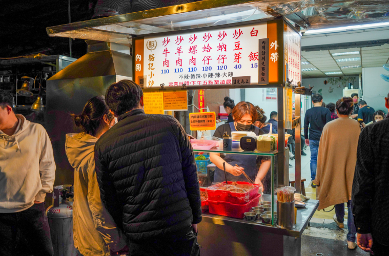 臨江街夜市美食｜米其林必比登推薦『梁記滷味』價格、開店超過45年的老牌冷滷味排隊名店 @梅格(Angelababy)享樂日記