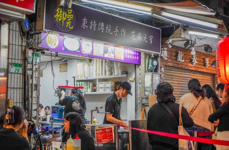 臨江街夜市美食｜米其林必比登推薦『梁記滷味』價格、開店超過45年的老牌冷滷味排隊名店 @梅格(Angelababy)享樂日記