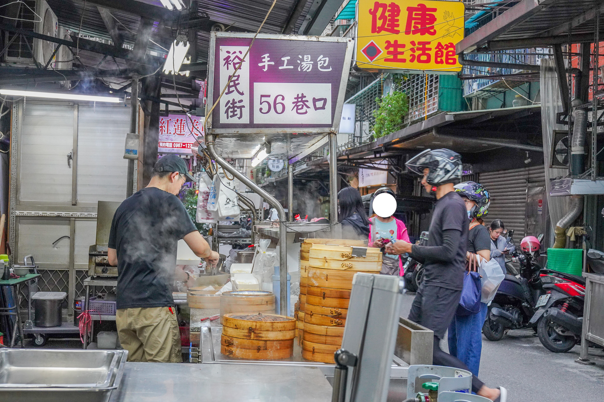 板橋裕民夜市美食『56巷口湯包』價格、皮薄超爆漿的鮮肉湯包、麻辣臭豆腐也很讚 @梅格(Angelababy)享樂日記