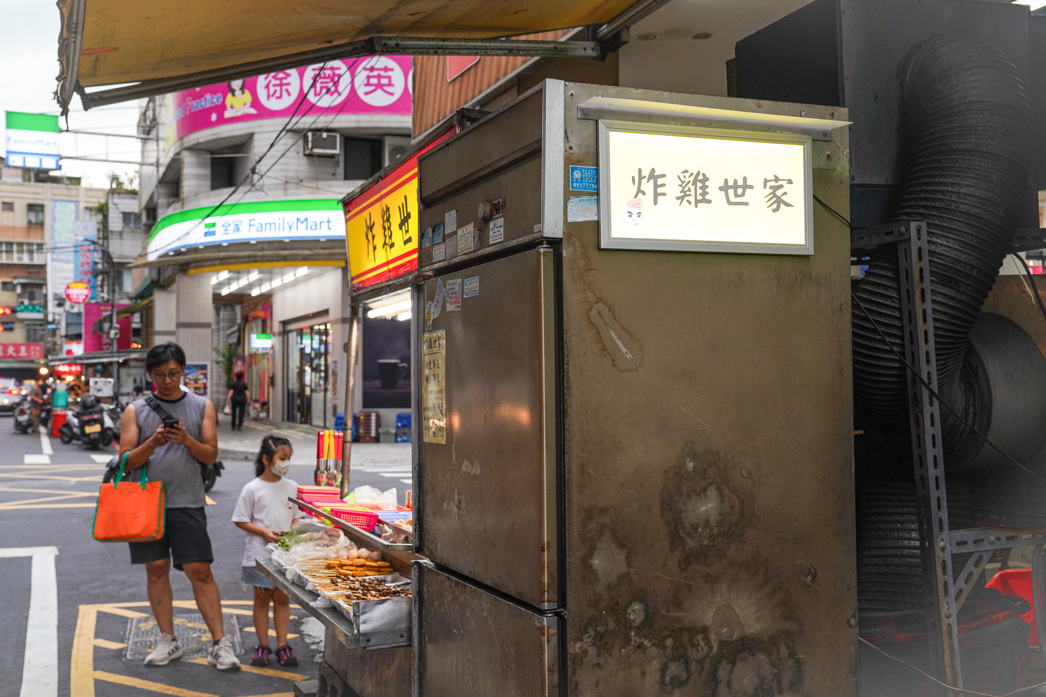 板橋裕民夜市｜超人氣排隊美食、好吃鹽酥雞推薦『炸雞世家』價格 @梅格(Angelababy)享樂日記