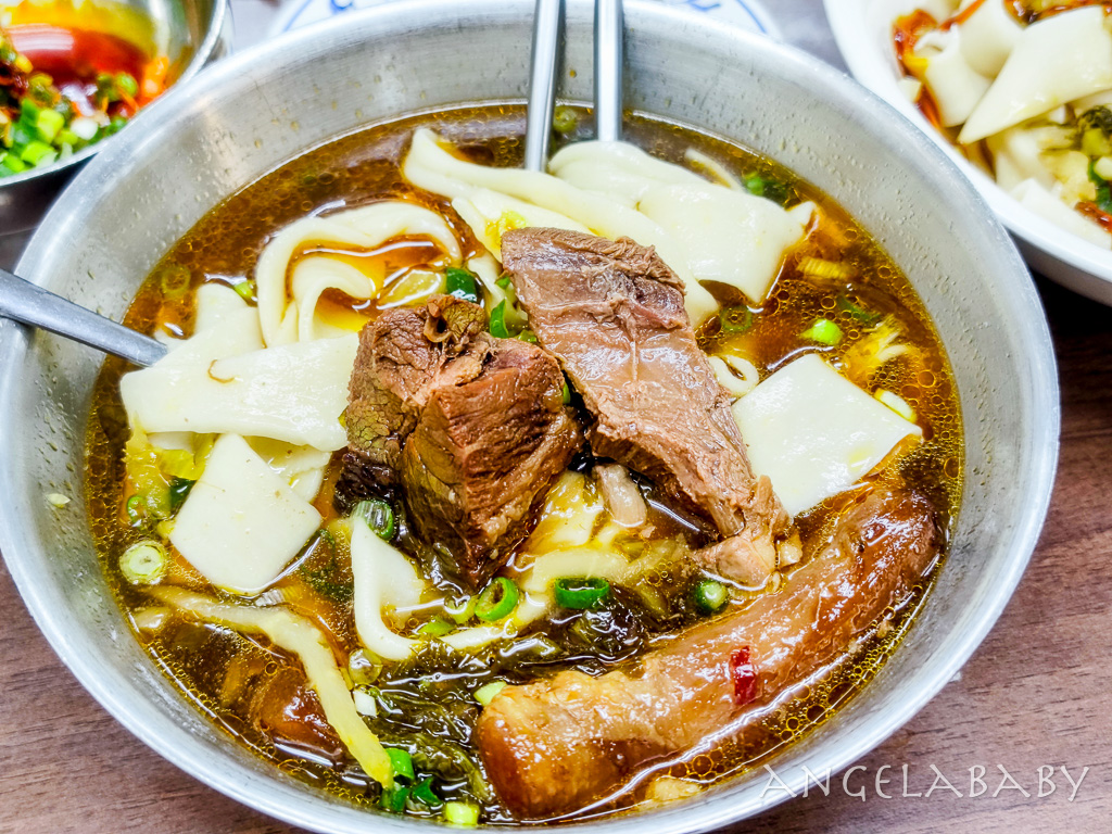 西門美食『老山東牛肉麵』在地飄香超過70年的必比登推薦牛肉麵、老山東牛肉麵菜單價格 @梅格(Angelababy)享樂日記