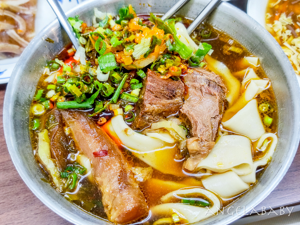 西門美食『老山東牛肉麵』在地飄香超過70年的必比登推薦牛肉麵、老山東牛肉麵菜單價格 @梅格(Angelababy)享樂日記