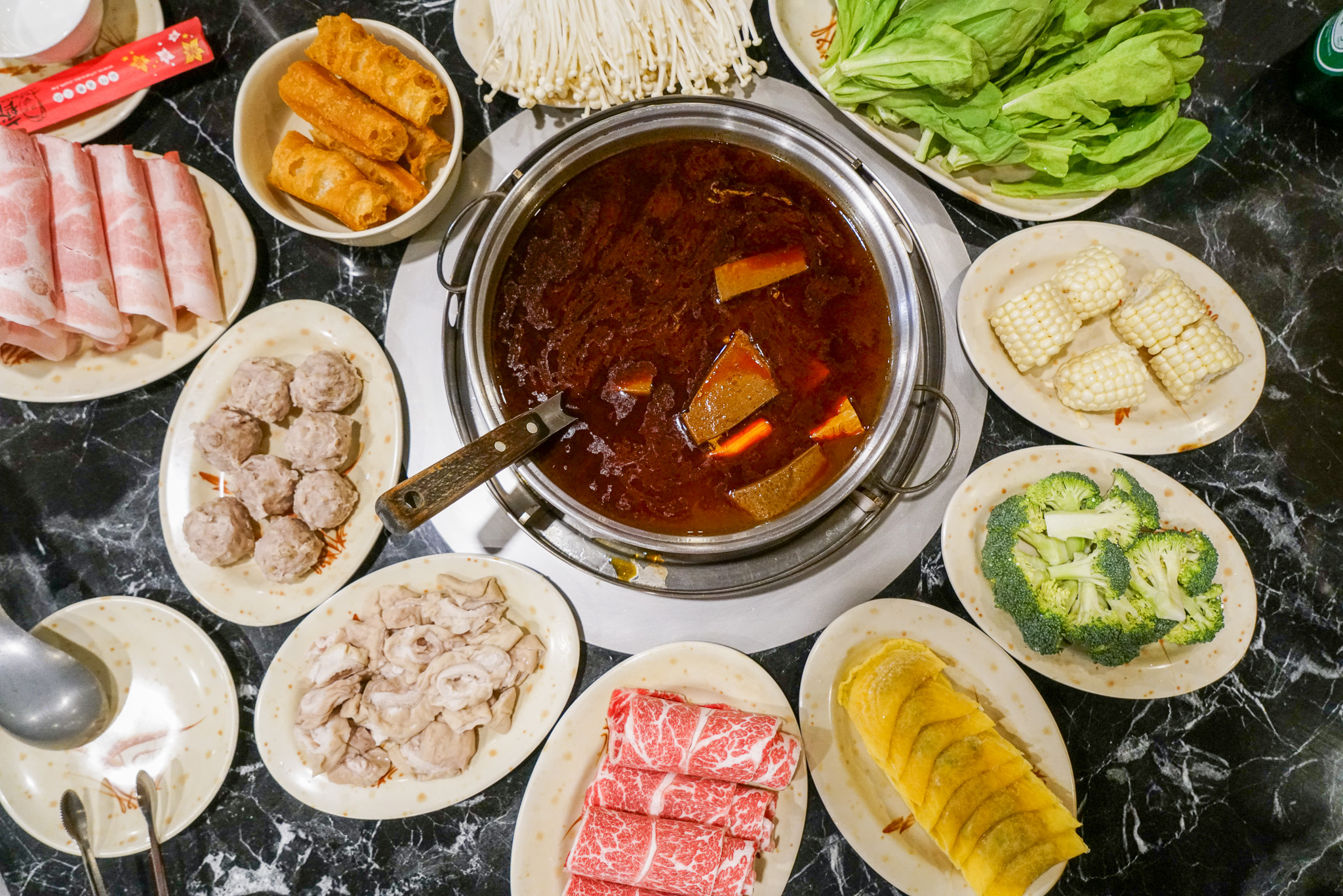 板橋火鍋｜新北最強果凍鴨血『齊味麻辣鴛鴦鍋』價格、好吃麻辣鍋推薦 @梅格(Angelababy)享樂日記