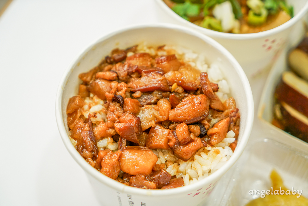 新莊隱藏版美食『家食心地』招牌：芋頭米粉、白斬玉米雞、炸醬乾麵、豬皮 @梅格(Angelababy)享樂日記