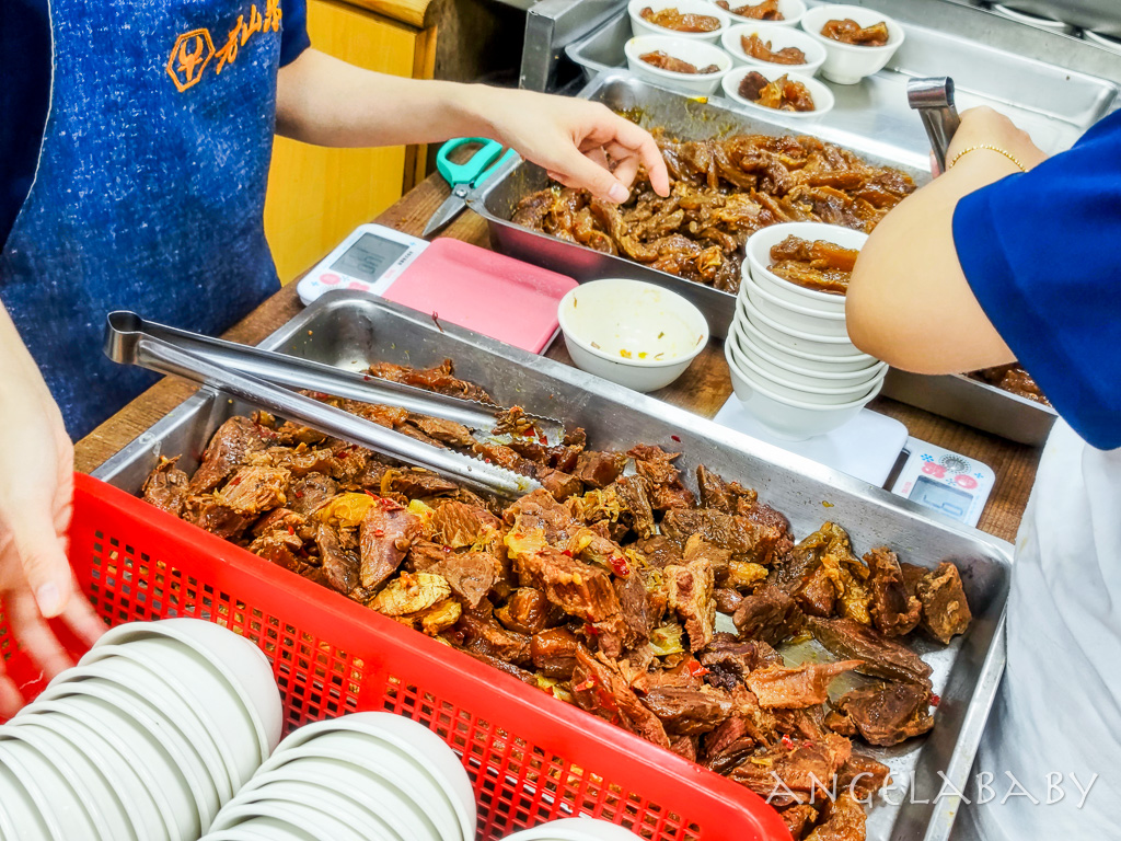 西門美食『老山東牛肉麵』在地飄香超過70年的必比登推薦牛肉麵、老山東牛肉麵菜單價格 @梅格(Angelababy)享樂日記