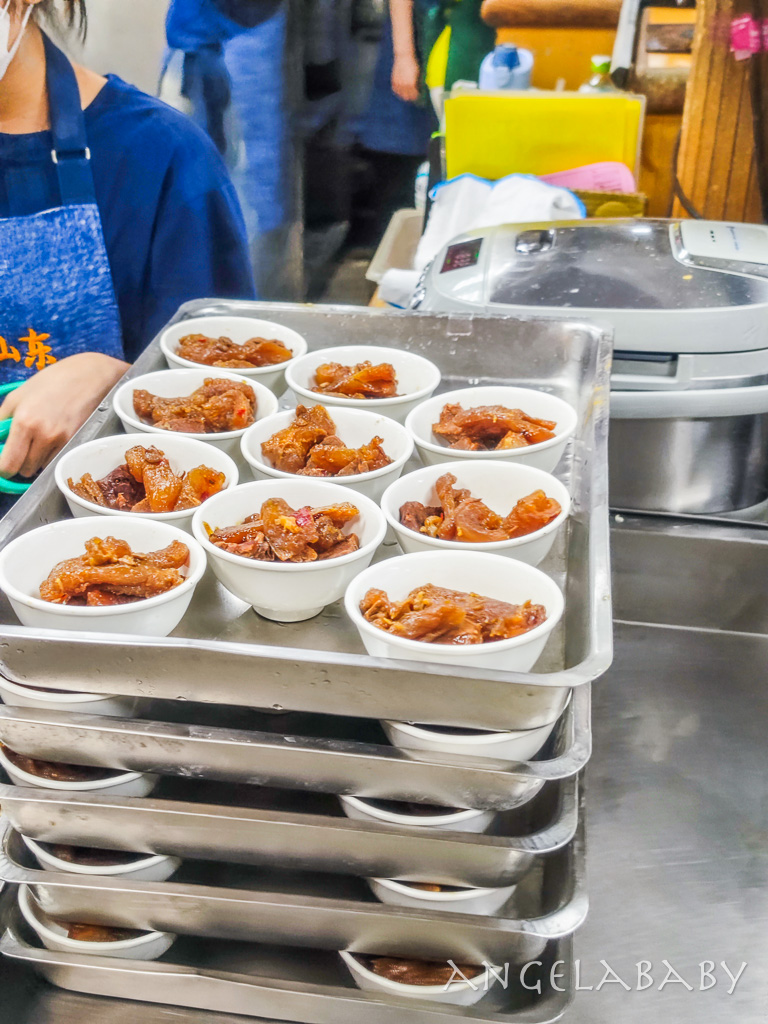 西門美食『老山東牛肉麵』在地飄香超過70年的必比登推薦牛肉麵、老山東牛肉麵菜單價格 @梅格(Angelababy)享樂日記