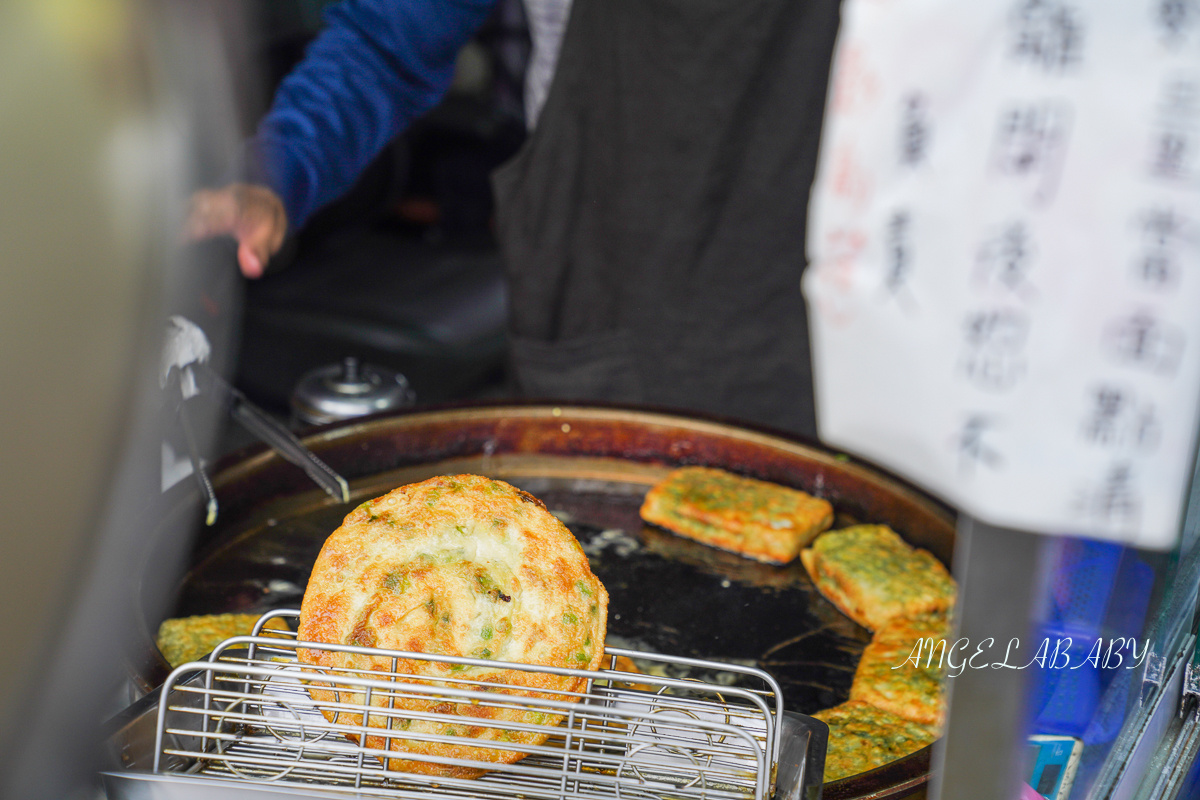 宜蘭員山美食『阿肥蔥油餅 韭菜盒』宜蘭蔥油餅30元、爆料韭菜盒 @梅格(Angelababy)享樂日記