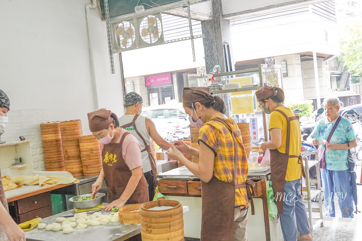 古亭美食『康樂意小吃店』在地熱賣40年超人氣老麵包子 @梅格(Angelababy)享樂日記