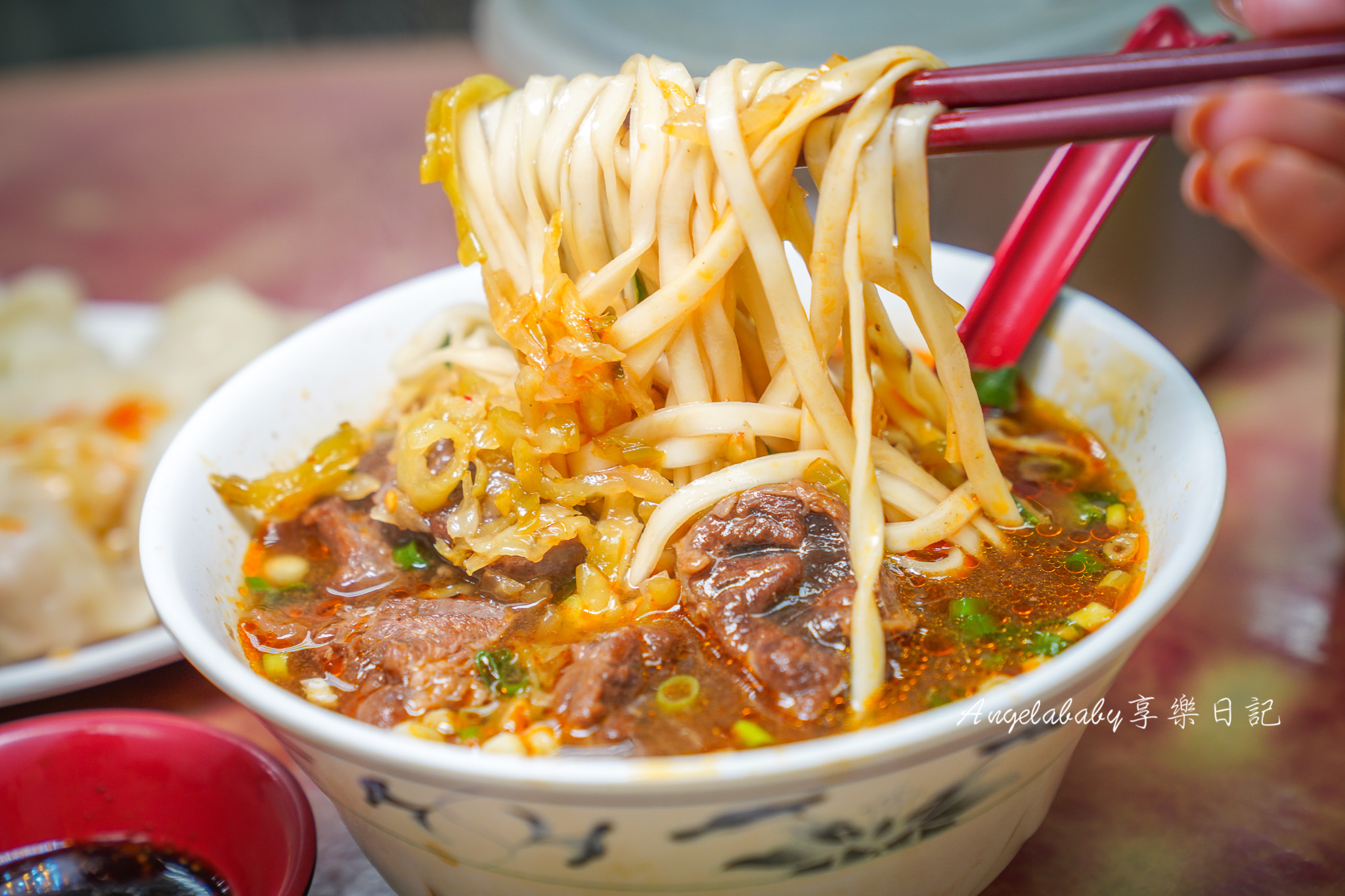 萬華美食『正杰牛肉麵』好吃大塊的便宜紅燒牛肉麵推薦、免費紅茶喝到飽 @梅格(Angelababy)享樂日記