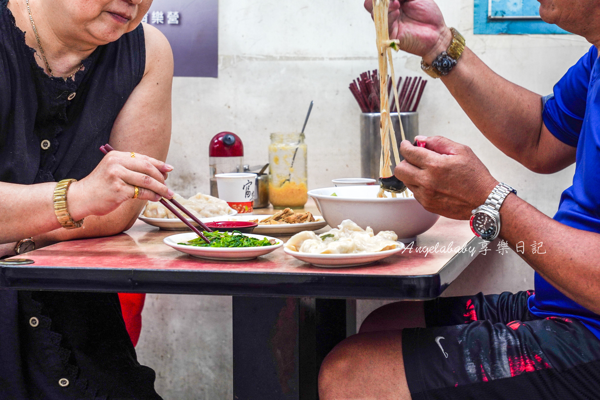 萬華美食『正杰牛肉麵』好吃大塊的便宜紅燒牛肉麵推薦、免費紅茶喝到飽 @梅格(Angelababy)享樂日記