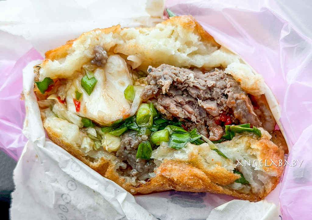 苗栗竹南美食『曾記餡餅』巨無霸1.5拳頭大的酥脆爆料餡餅、韭菜辣椒脆皮餡餅、頭份下午茶、頭份排隊美食 @梅格(Angelababy)享樂日記