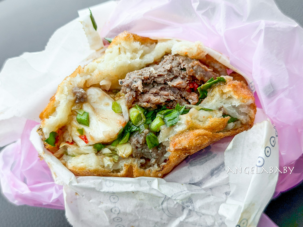 苗栗竹南美食『曾記餡餅』巨無霸1.5拳頭大的酥脆爆料餡餅、韭菜辣椒脆皮餡餅、頭份下午茶、頭份排隊美食 @梅格(Angelababy)享樂日記