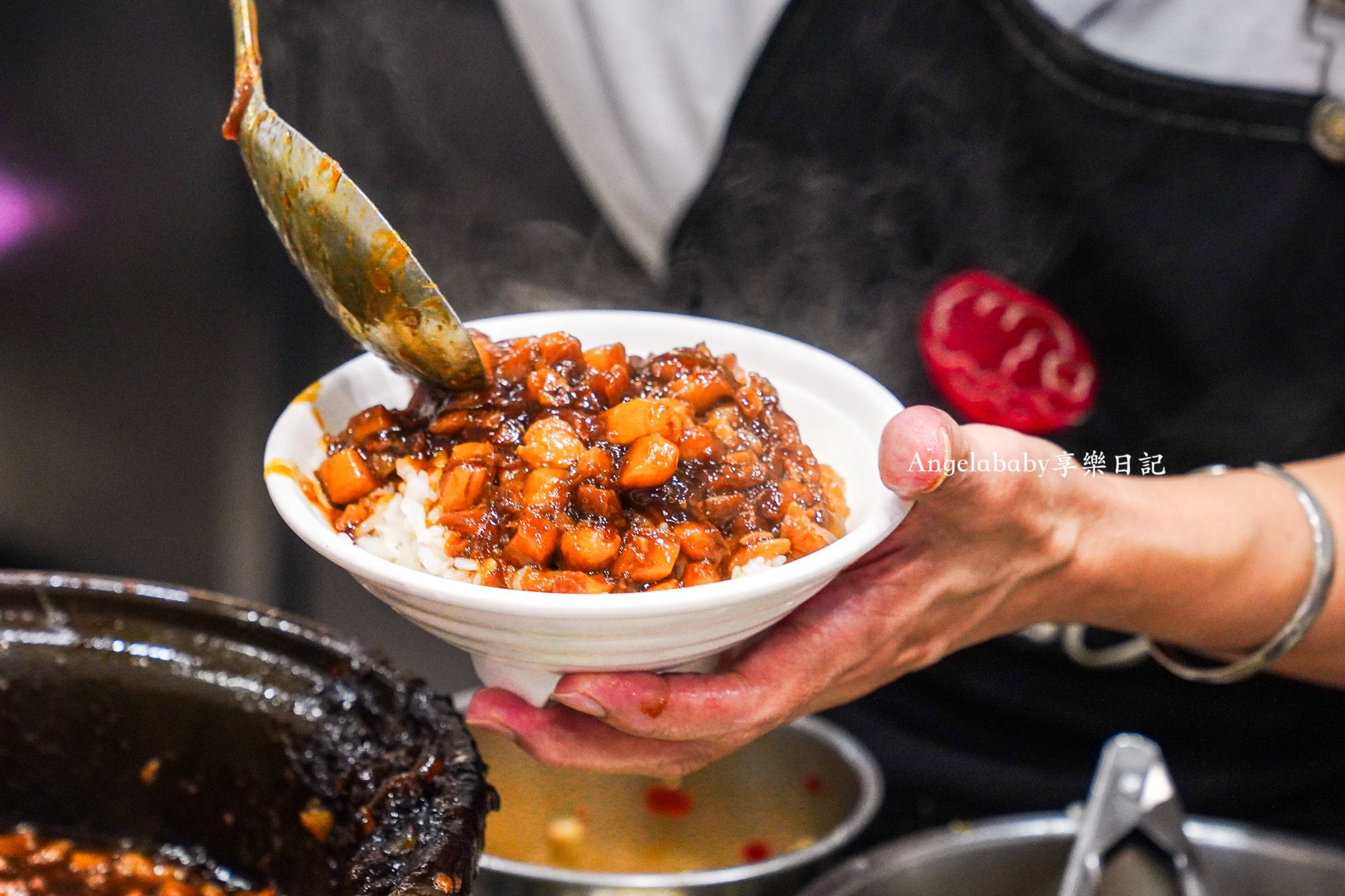 萬華美食『一甲子餐飲』祖師廟焢肉飯、刈包、最新價格、必比登推薦銷魂控肉飯 @梅格(Angelababy)享樂日記