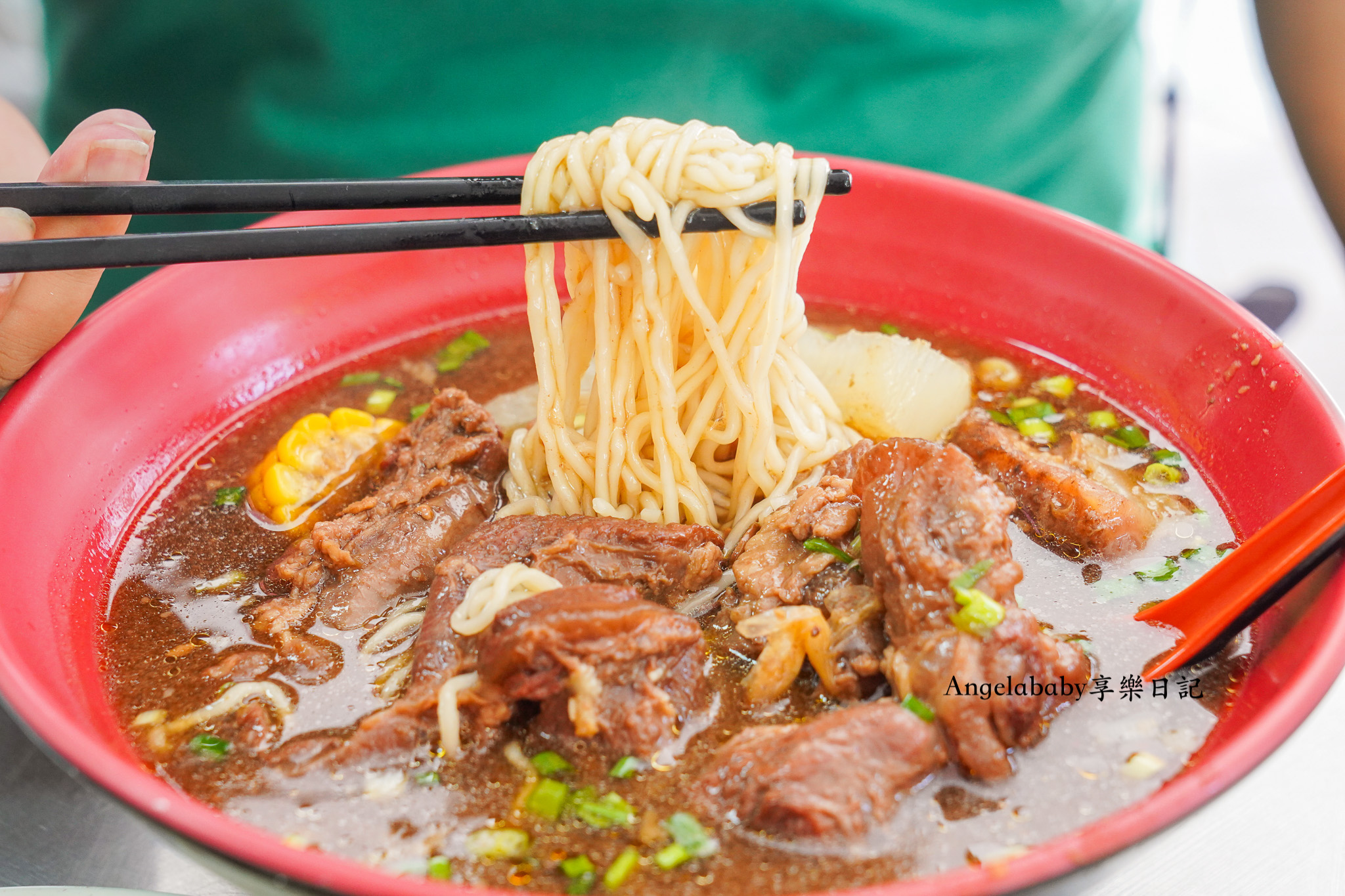 新店美食『58牛肉麵』巨無霸牛小排麵、輕軌安康站美食推薦 @梅格(Angelababy)享樂日記