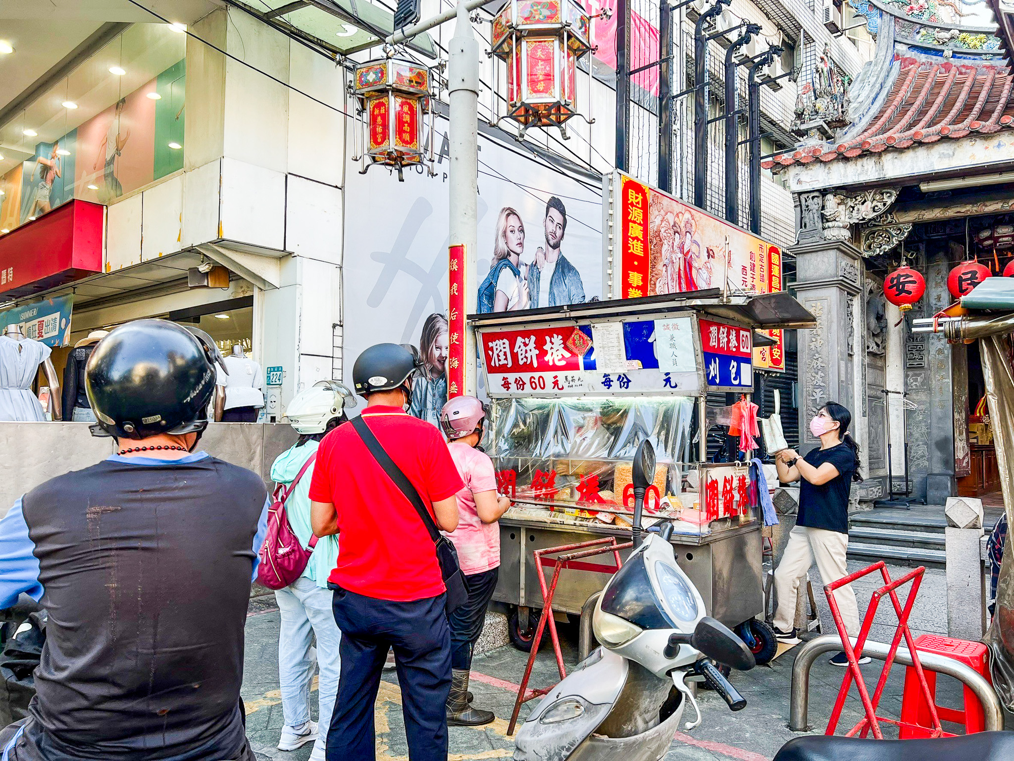 新莊廟街夜市潤餅捲｜新莊站 慈祐宮前好吃巨無霸潤餅 @梅格(Angelababy)享樂日記