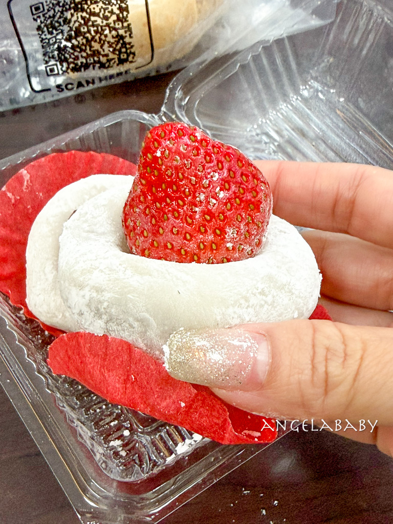 行天宮站必吃『不老客家傳統麻糬』巨無霸麻糬只要12元、行天宮排隊美食、草莓大福 @梅格(Angelababy)享樂日記