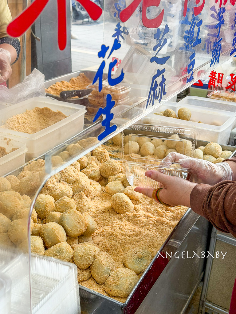 行天宮站必吃『不老客家傳統麻糬』巨無霸麻糬只要12元、行天宮排隊美食、草莓大福 @梅格(Angelababy)享樂日記