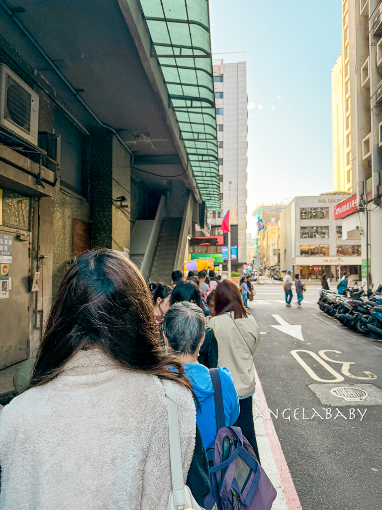 行天宮站必吃『不老客家傳統麻糬』巨無霸麻糬只要12元、行天宮排隊美食、草莓大福 @梅格(Angelababy)享樂日記