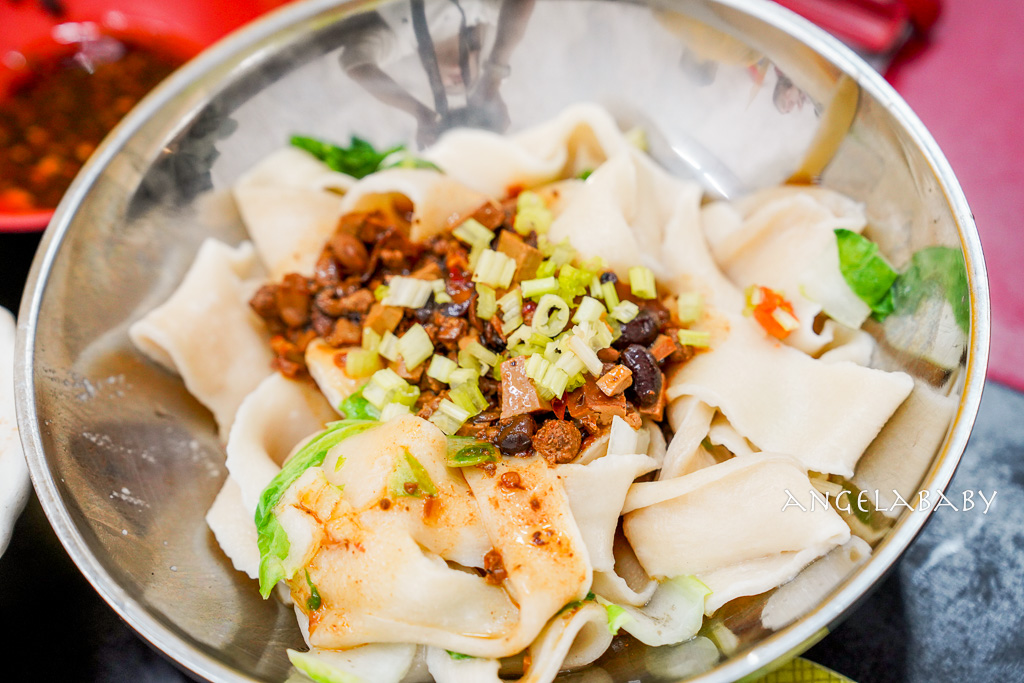 三峽老街美食『河南砂鍋手工扯麵』巨無霸彈牙手工麵、招牌最濃醇的蕃茄蛋麵 @梅格(Angelababy)享樂日記