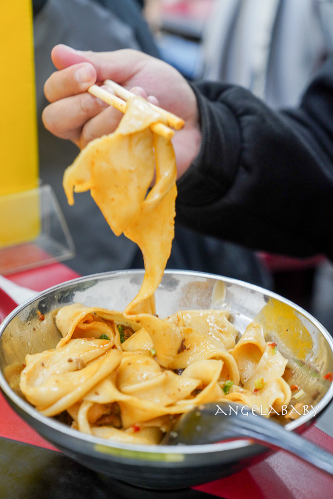 三峽老街美食『河南砂鍋手工扯麵』巨無霸彈牙手工麵、招牌最濃醇的蕃茄蛋麵 @梅格(Angelababy)享樂日記