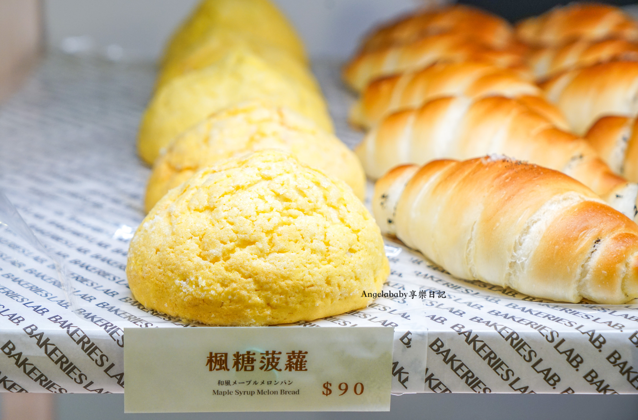 日本人大愛的菠蘿麵包名店『釛匠研所Bakeries Lab.』海外首家開幕了！台北車站臺北本舖搶先販售！台鐵迷必敗「黃金吐司列車限定款禮盒」、限量販售時尚造型「菠蘿包」提袋 @梅格(Angelababy)享樂日記