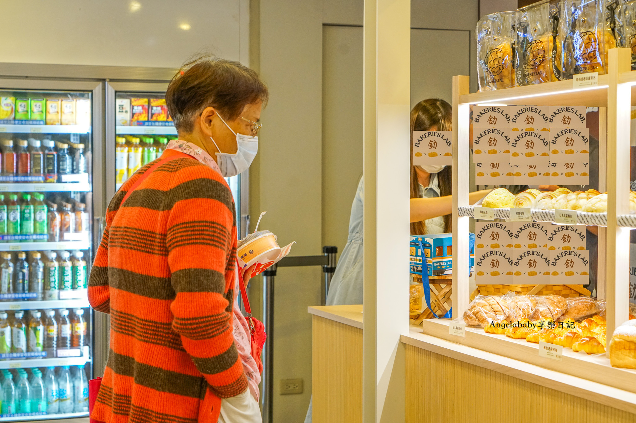 日本人大愛的菠蘿麵包名店『釛匠研所Bakeries Lab.』海外首家開幕了！台北車站臺北本舖搶先販售！台鐵迷必敗「黃金吐司列車限定款禮盒」、限量販售時尚造型「菠蘿包」提袋 @梅格(Angelababy)享樂日記