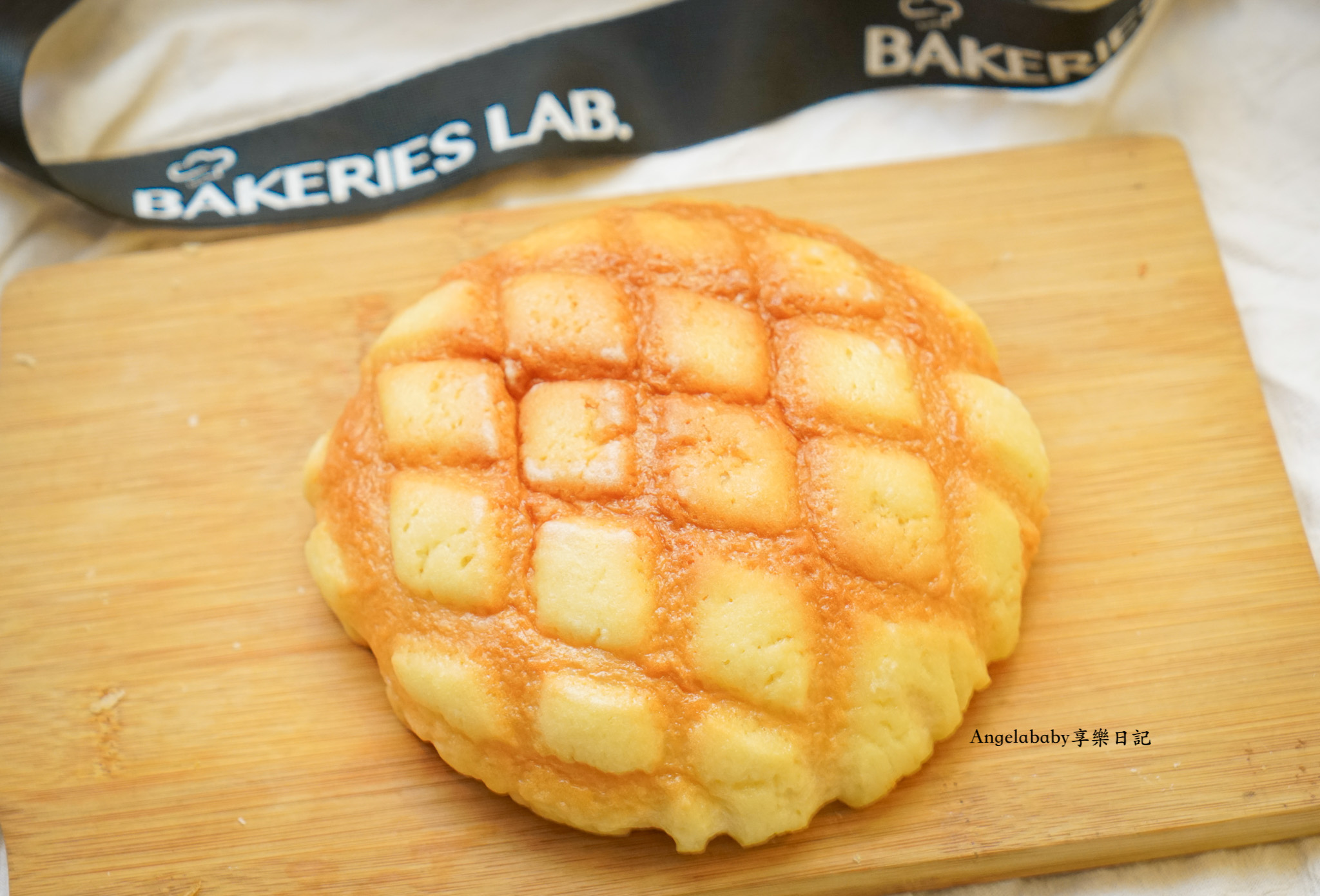 日本人大愛的菠蘿麵包名店『釛匠研所Bakeries Lab.』海外首家開幕了！台北車站臺北本舖搶先販售！台鐵迷必敗「黃金吐司列車限定款禮盒」、限量販售時尚造型「菠蘿包」提袋 @梅格(Angelababy)享樂日記