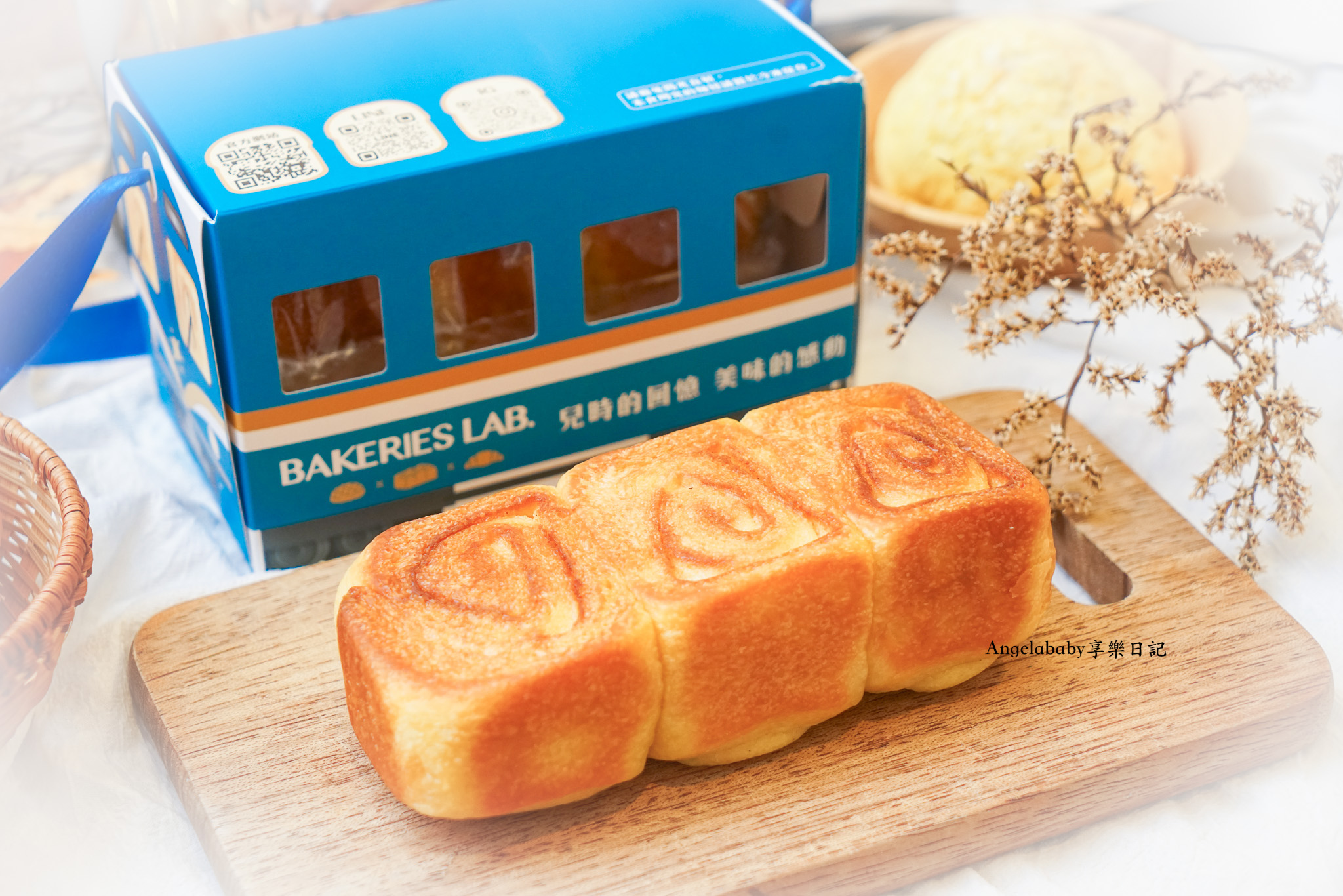 日本人大愛的菠蘿麵包名店『釛匠研所Bakeries Lab.』海外首家開幕了！台北車站臺北本舖搶先販售！台鐵迷必敗「黃金吐司列車限定款禮盒」、限量販售時尚造型「菠蘿包」提袋 @梅格(Angelababy)享樂日記