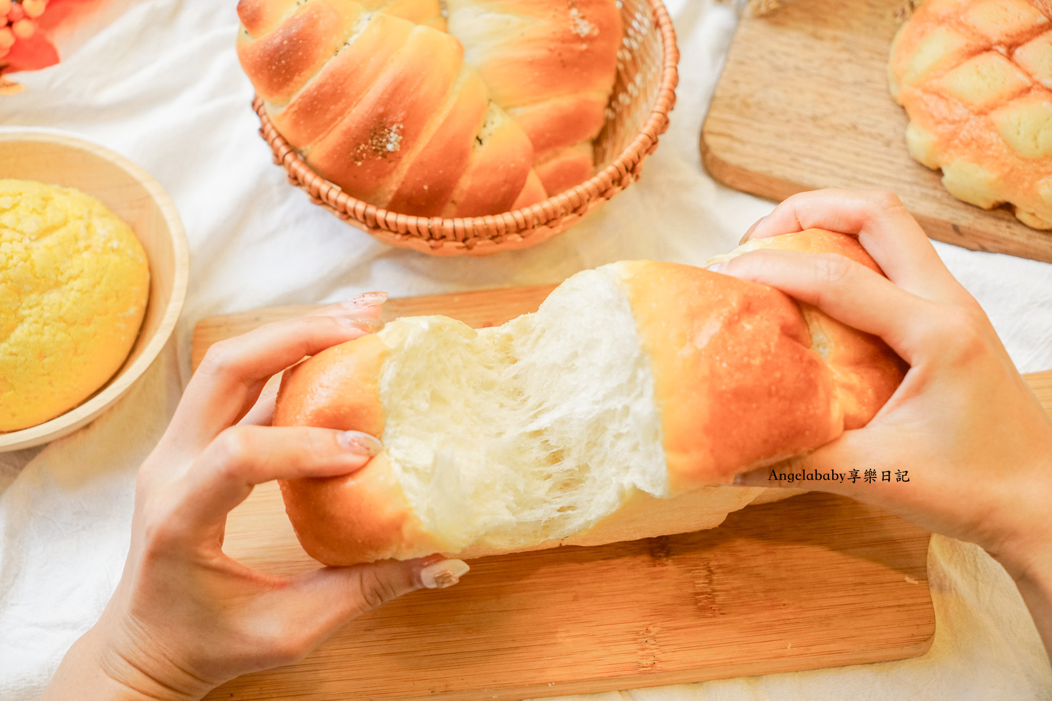 日本人大愛的菠蘿麵包名店『釛匠研所Bakeries Lab.』海外首家開幕了！台北車站臺北本舖搶先販售！台鐵迷必敗「黃金吐司列車限定款禮盒」、限量販售時尚造型「菠蘿包」提袋 @梅格(Angelababy)享樂日記