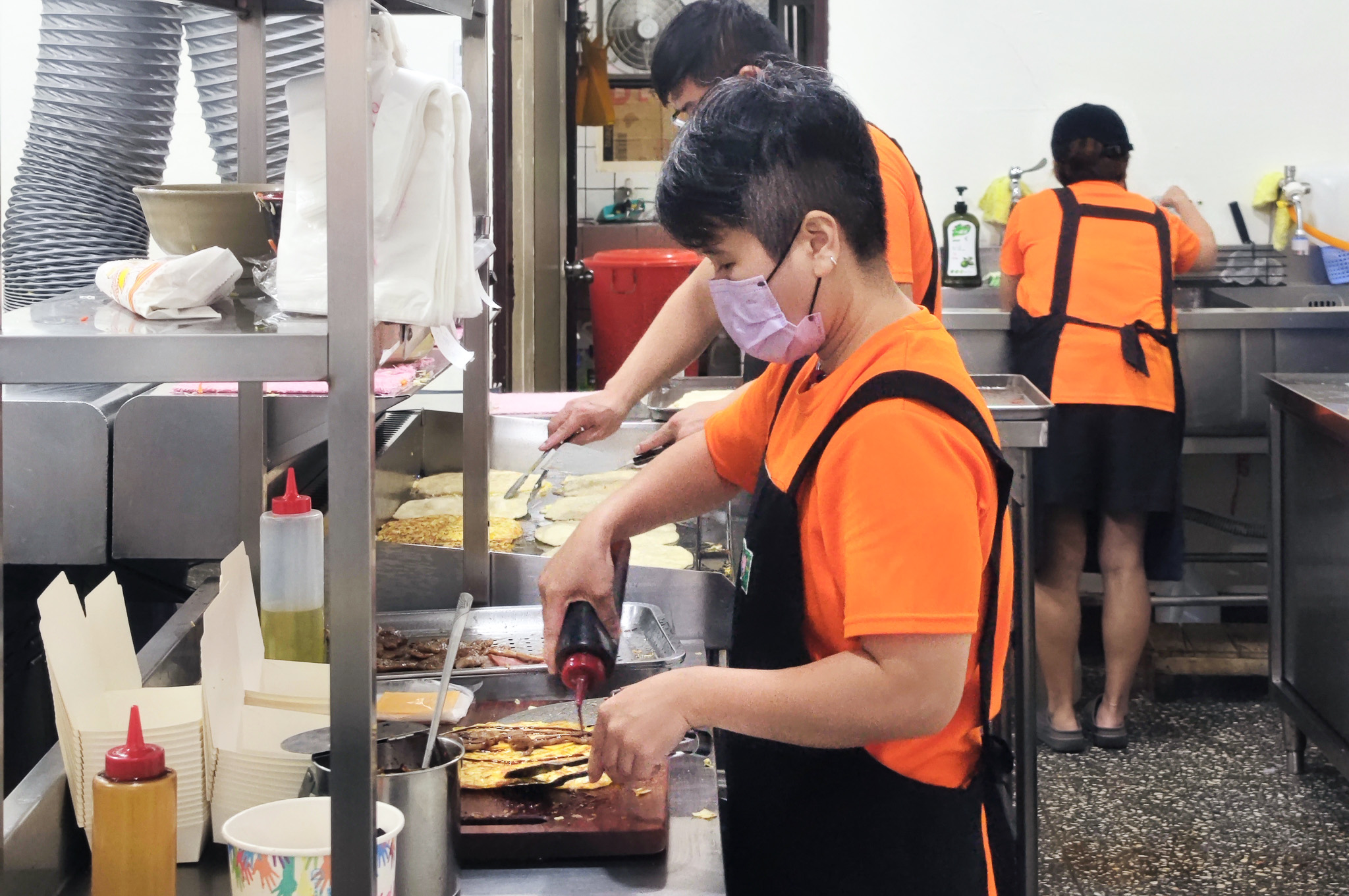 土城蛋餅『啖餅坊』爆料高麗菜大蛋餅配上小魚辣椒醬太讚，50元起連便當都蓋不住 @梅格(Angelababy)享樂日記