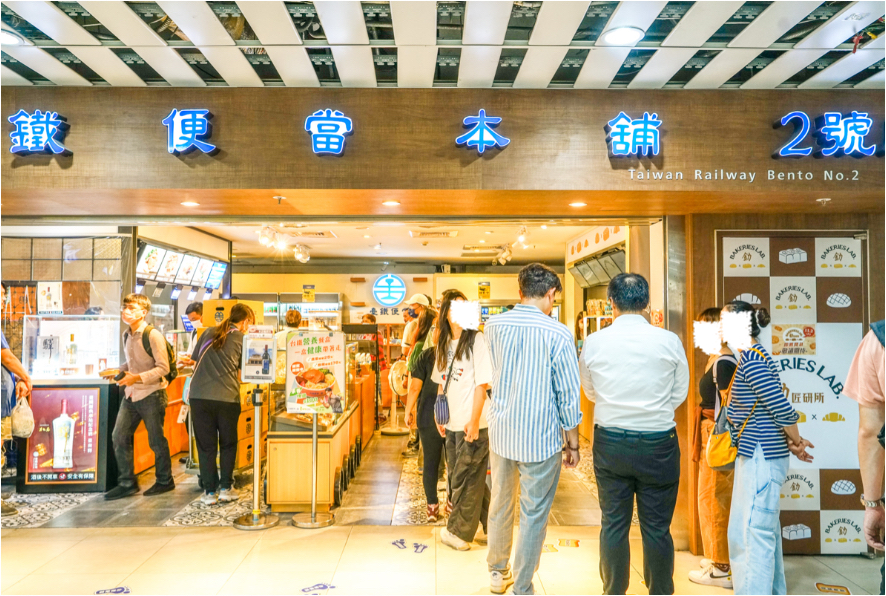 日本人大愛的菠蘿麵包名店『釛匠研所Bakeries Lab.』海外首家開幕了！台北車站臺北本舖搶先販售！台鐵迷必敗「黃金吐司列車限定款禮盒」、限量販售時尚造型「菠蘿包」提袋 @梅格(Angelababy)享樂日記