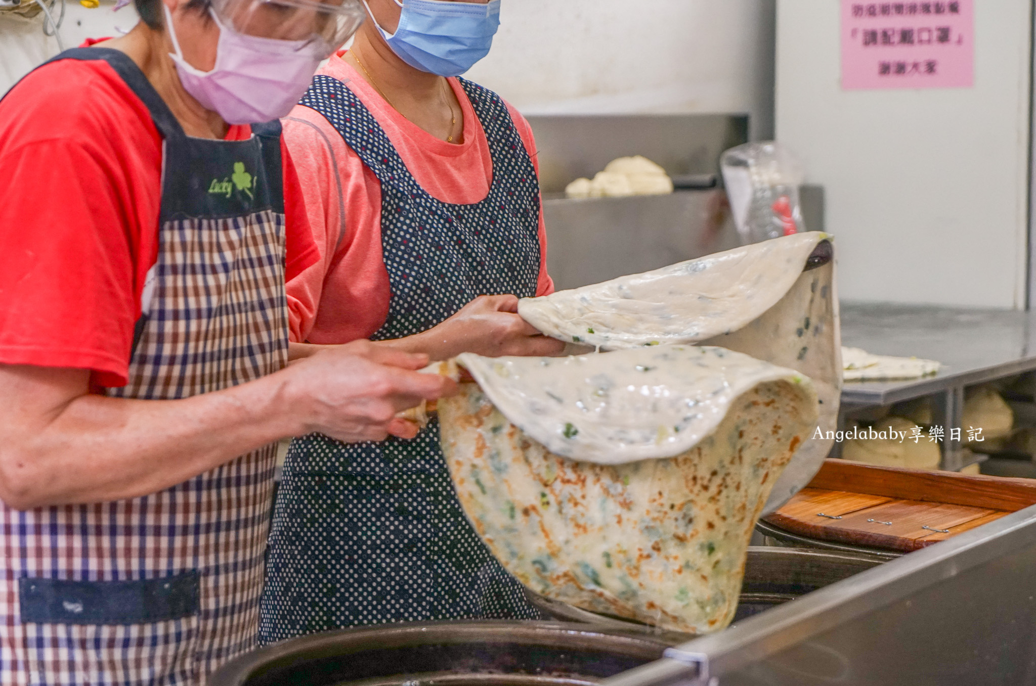 天母必吃美食 燈亮有餅『忠誠山東蔥油餅』沒有添加豬油、味素卻超香超好吃 @梅格(Angelababy)享樂日記