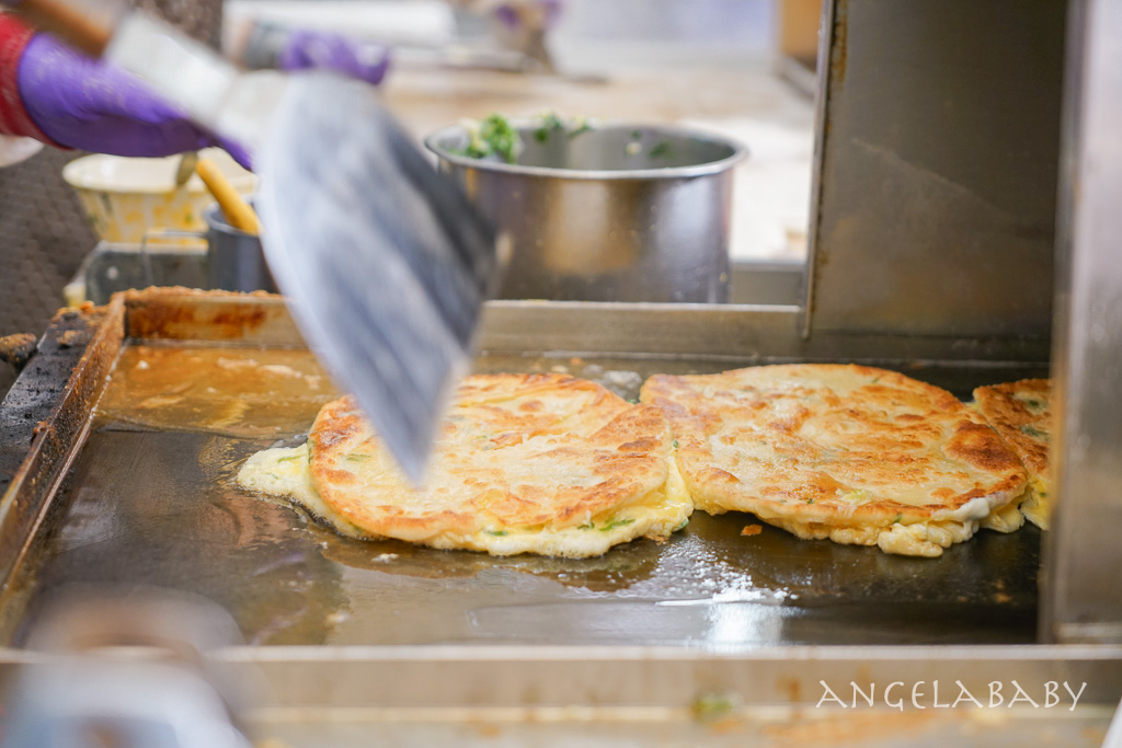 三重酥皮蛋餅『上海蛋餅豆漿大王』手工揉麵的厚酥蛋餅、菜寮站美食 @梅格(Angelababy)享樂日記